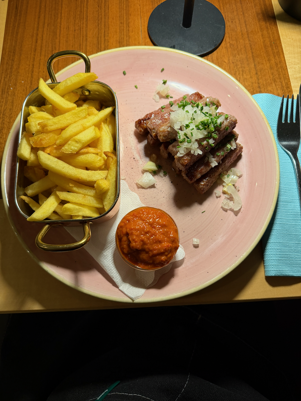 Ćevapčići mit Pommes & Ajvar