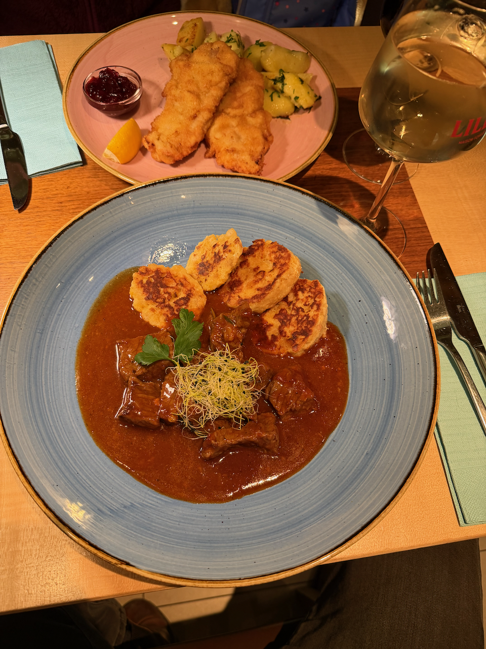 Gulasch mit Kartoffelknödel & Wiener Schnitzel